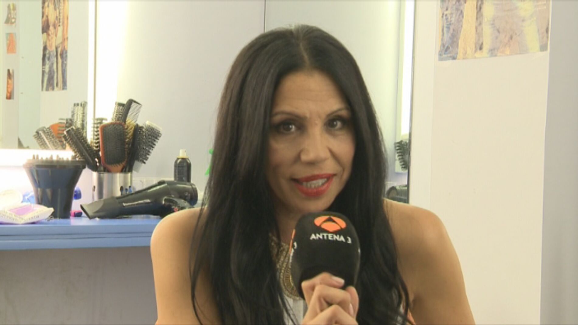 To&ntilde;i Salazar saluda a los espectadores de Vive Cantando