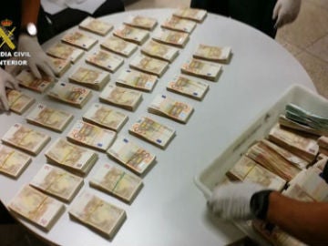 La Guardia Civil interviene más de 400.000 euros sin declarar a un pasajero chino La Guardia Civil interviene más de 400.000 euros sin declarar a un pasajero chino