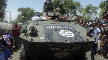 oldados nigerianos muestran uno de los vehículos armados incautados a Boko Haram
