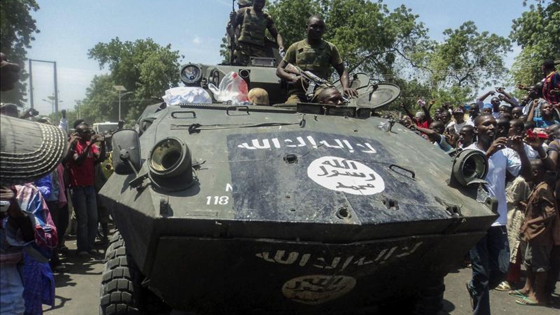 oldados nigerianos muestran uno de los veh&iacute;culos armados incautados a Boko Haram