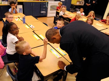 Barack Obama saludó a los niños de un colegio estadounidense Barack Obama saludó a los niños de un colegio estadounidense