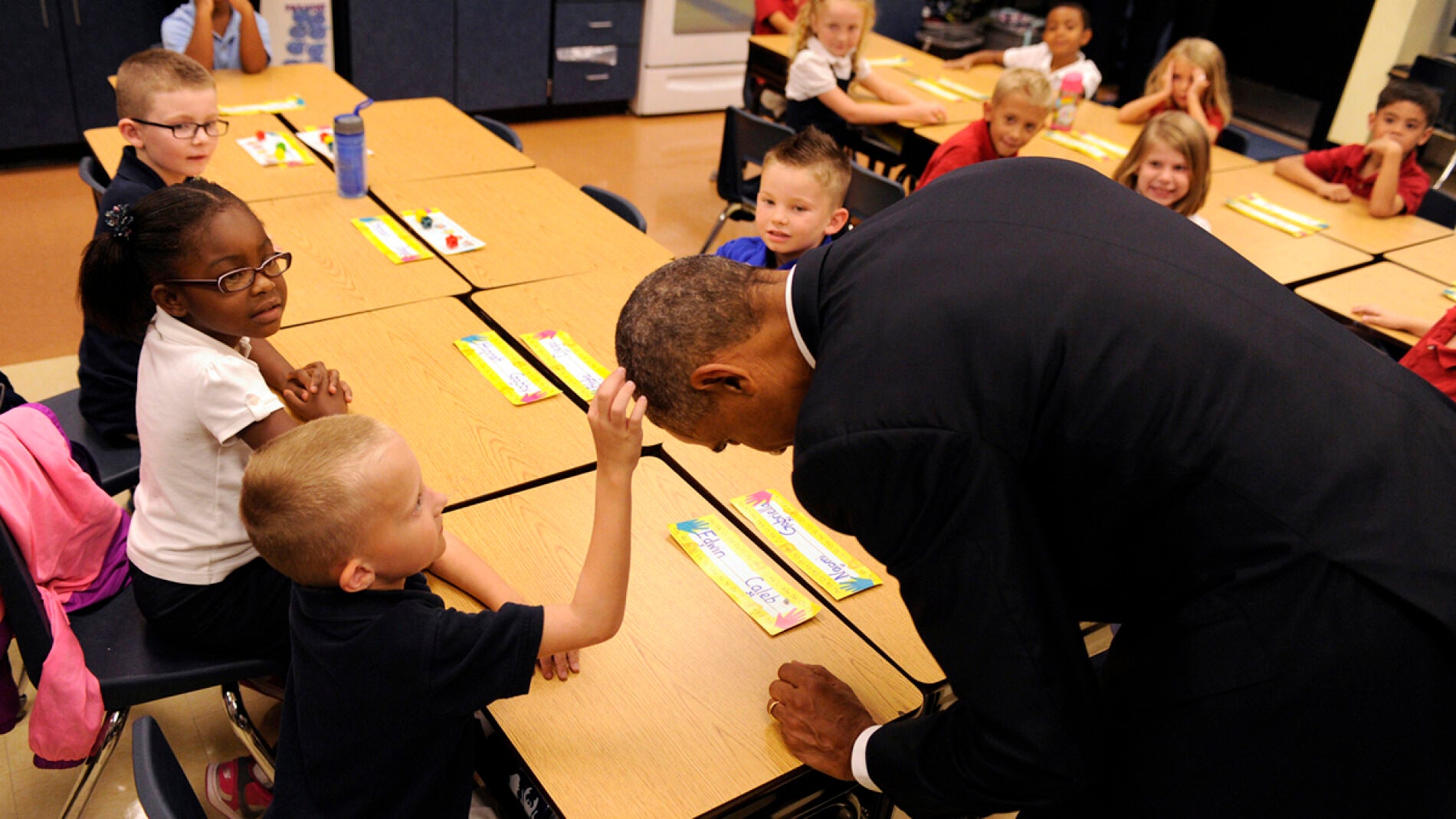 Barack Obama salud&oacute; a los ni&ntilde;os de un colegio estadounidense