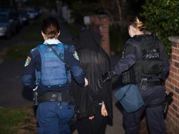 Policía Federal australiana arresta a una persona durante en una redada Policía Federal australiana arresta a una persona durante en una redada