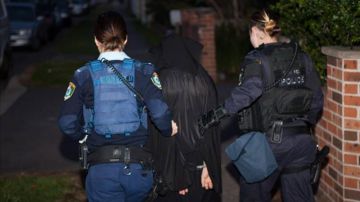 Policía Federal australiana arresta a una persona durante en una redada