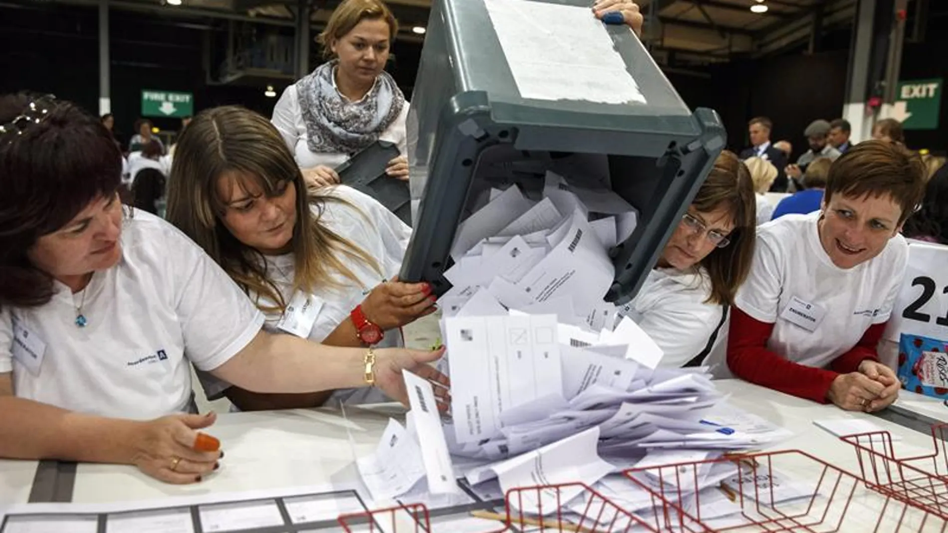 Autoridades realizan el conteo de votos del referéndum en Aberdeen, Escocia Autoridades realizan el conteo de votos del referéndum en Aberdeen, Escocia