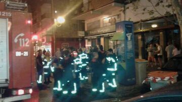 Los bomberos entrando a la vivienda