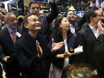  El fundador y director ejecutivo de Alibaba aplaude tras hacer sonar la campana ceremonial de la Bolsa de Nueva York 
