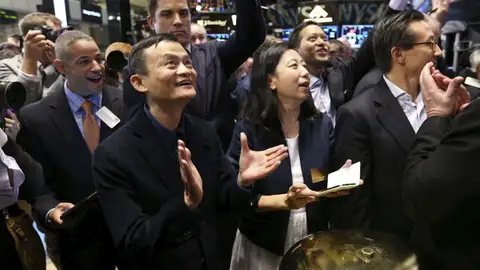 El fundador y director ejecutivo de Alibaba aplaude tras hacer sonar la campana ceremonial de la Bolsa de Nueva York El fundador y director ejecutivo de Alibaba aplaude tras hacer sonar la campana ceremonial de la Bolsa de Nueva York