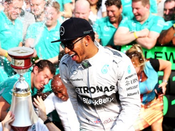 Hamilton, celebrando su victoria en Monza