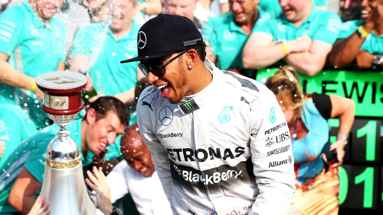 Hamilton, celebrando su victoria en Monza