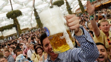Ay, la cerveza, que no la bebemos bien