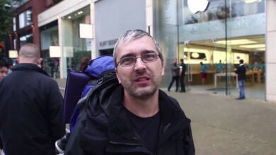 Un hombre intenta recuperar a su exmujer comprándole un Iphone6