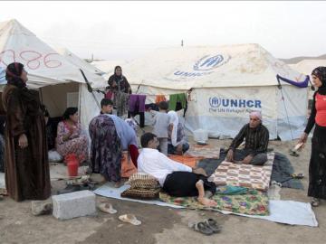 Un grupo de refugiados descansa en el campamento Kawergost de Arbil