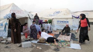 Un grupo de refugiados descansa en el campamento Kawergost de Arbil