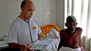 García Viejo, sanando enfermos en África desde hace 30 años