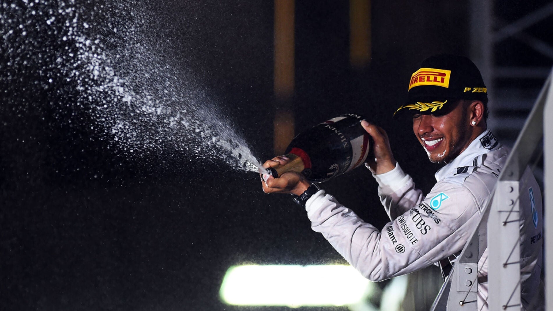 Hamilton, con el champán de la victoria