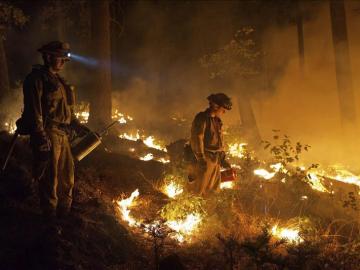 Las llamas de un incendio que arrasa el norte de California