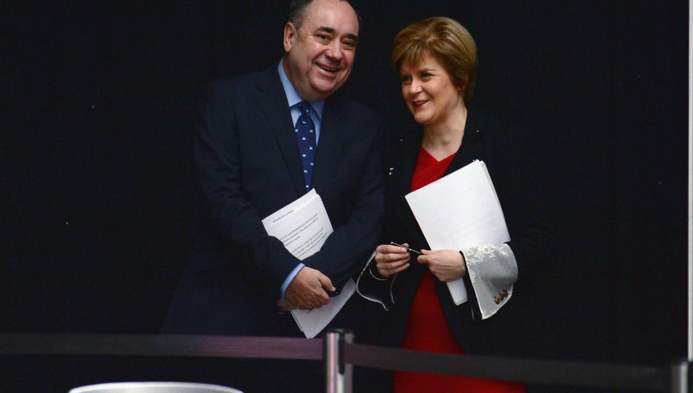Alex Salmond junto a Nicola Sturgeon