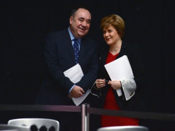 Alex Salmond junto a Nicola Sturgeon