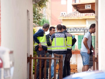 Registro que han realizado en la vivienda donde ha sido detenido hoy el presunto pederasta del barrio madrileño de Ciudad Lineal