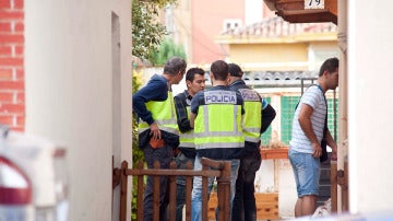 Registro que han realizado en la vivienda donde ha sido detenido hoy el presunto pederasta del barrio madrileño de Ciudad Lineal