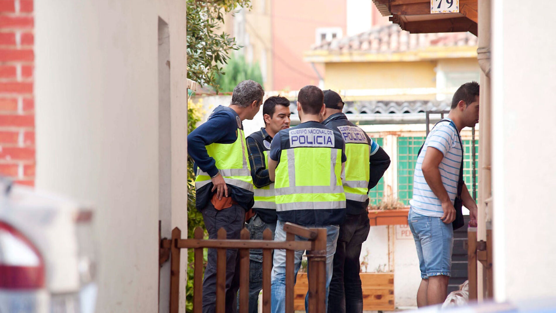 Registro que han realizado en la vivienda donde ha sido detenido hoy el presunto pederasta del barrio madrile&ntilde;o de Ciudad Lineal