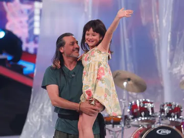Nayra sorprende a Camela con un divertido baile Nayra sorprende a Camela con un divertido baile