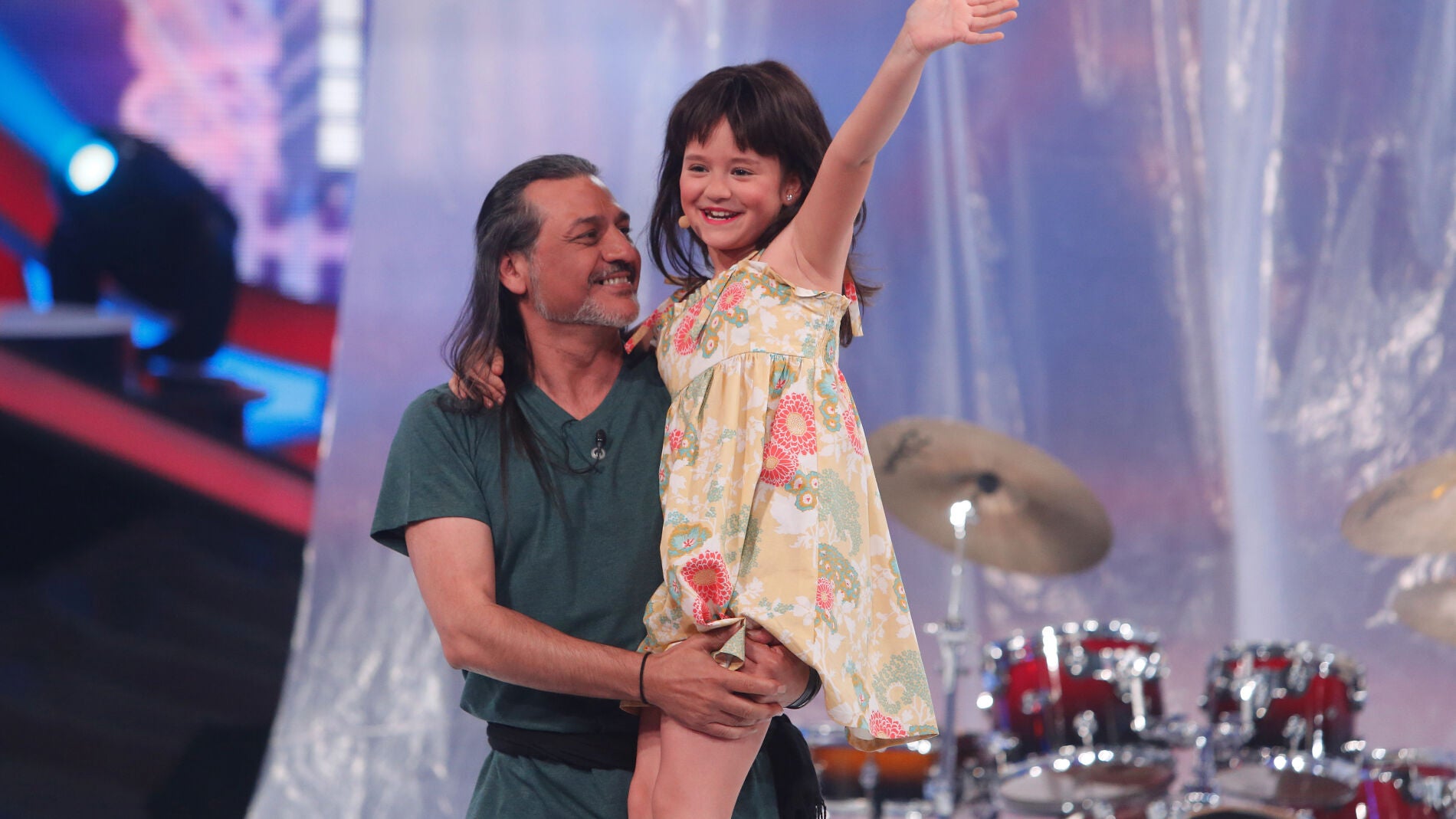 Nayra sorprende a Camela con un divertido baile