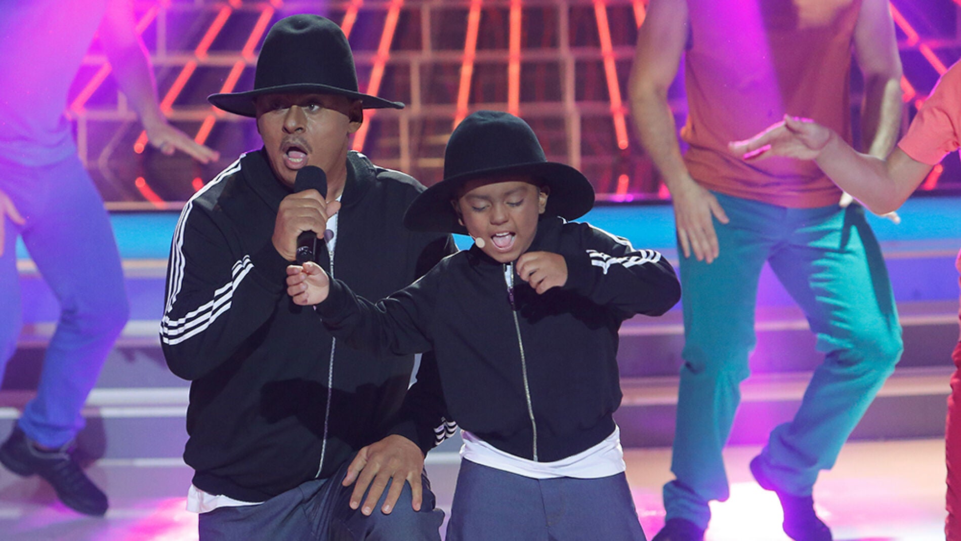 Miki Nadal y Fran imitan a Pharrell Williams en Tu cara me suena Mini