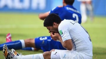 Luis Suárez y Chiellini, tras el mordisco en el Mundial