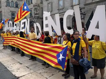 Algunas personas piden la independencia Algunas personas piden la independencia