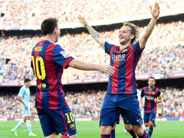 Rakitic celebra un gol con Messi