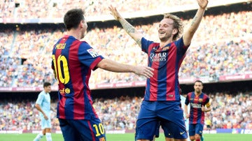 Rakitic celebra un gol con Messi