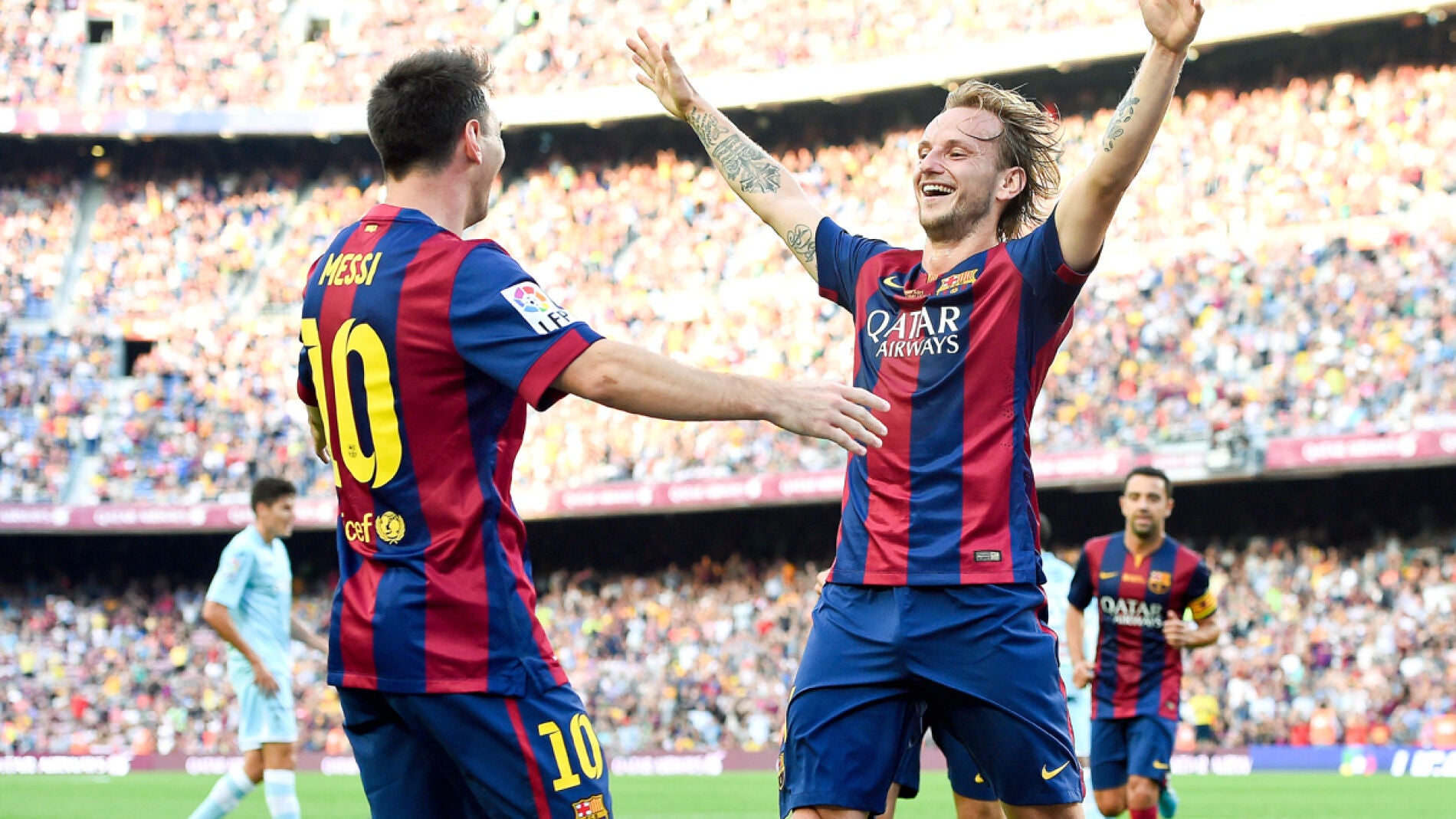 Rakitic celebra un gol con Messi