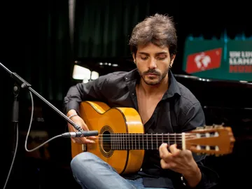 Juan Habichuela tocando la guitarra en ULLM Juan Habichuela tocando la guitarra en ULLM