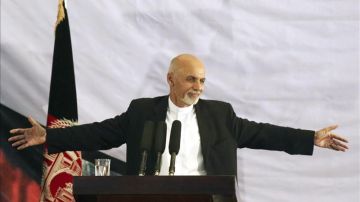El presidente electo de Afganistán, Ashraf Gani, saluda a sus seguidores