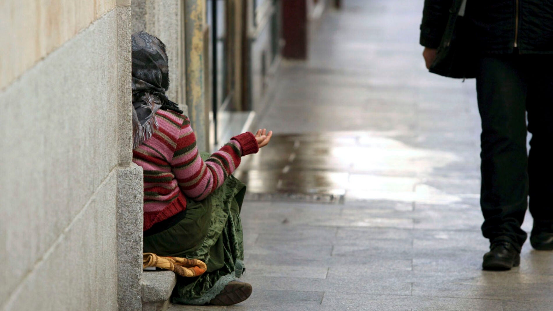Una persona pide en la calle