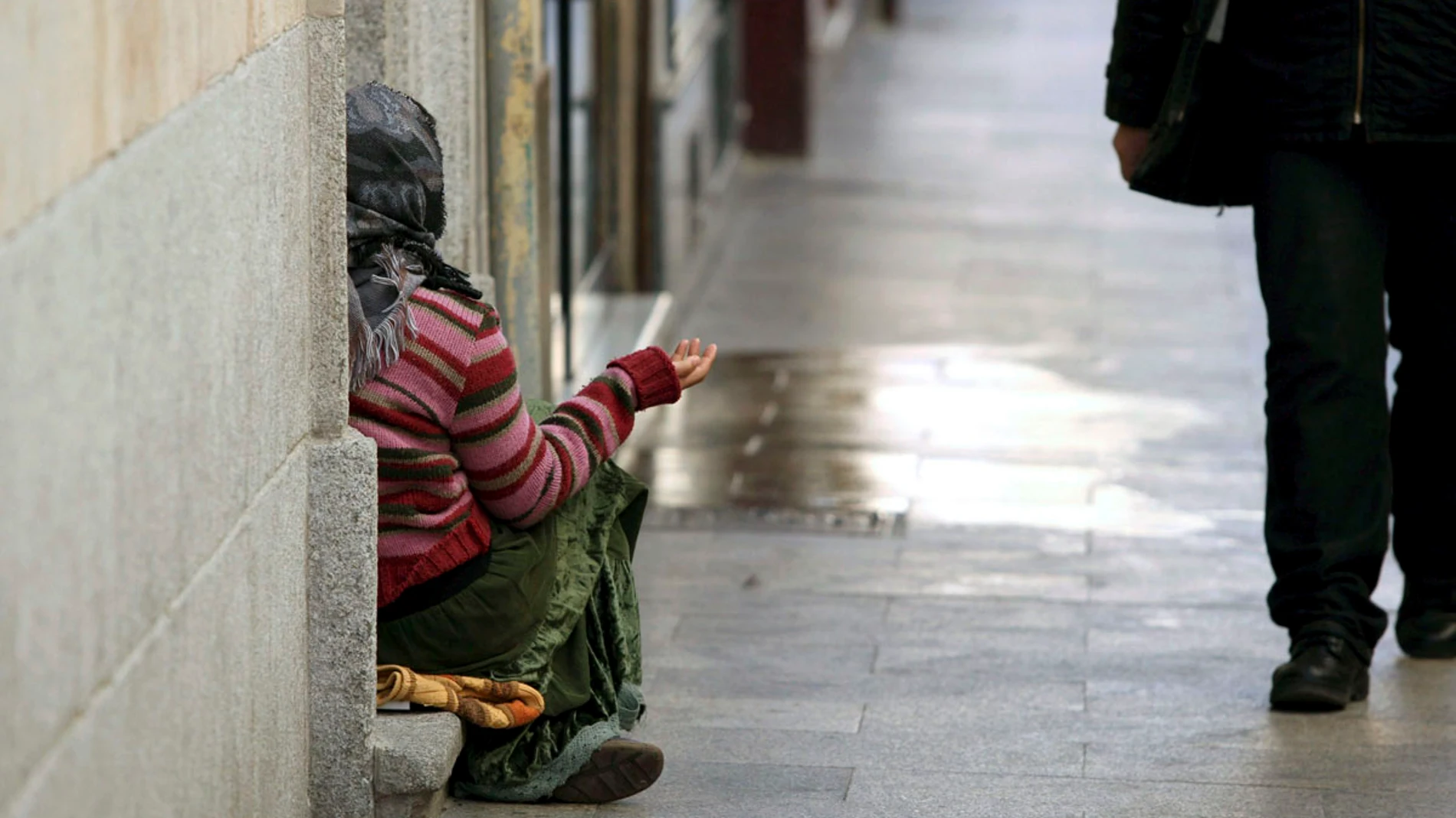 Una persona pide en la calle Una persona pide en la calle