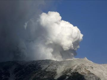 Continúan las tareas de rescate de las víctimas de la erupción del monte Ontake