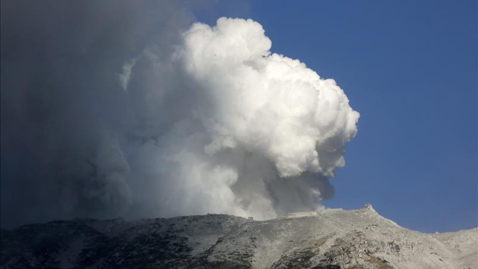 Contin&uacute;an las tareas de rescate de las v&iacute;ctimas de la erupci&oacute;n del monte Ontake