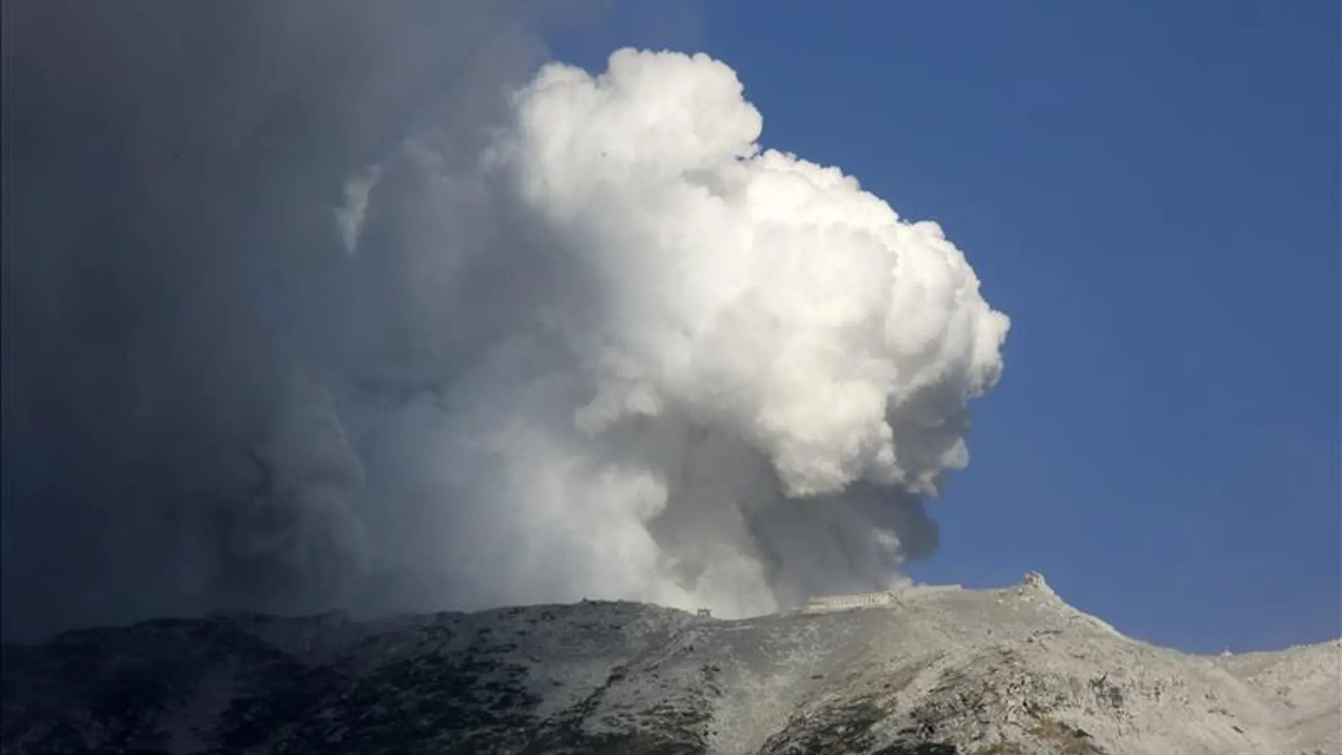 Continúan las tareas de rescate de las víctimas de la erupción del monte Ontake Continúan las tareas de rescate de las víctimas de la erupción del monte Ontake