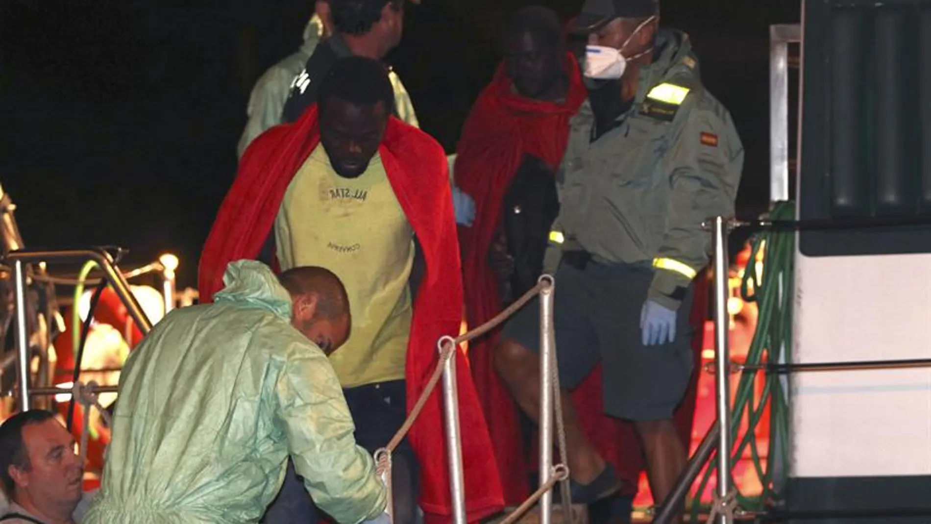 Localizan una patera con inmigrantes Localizan una patera con inmigrantes