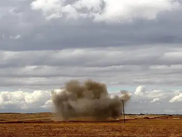 Una columna de humo se eleva después del impacto de un mortero proveniente de Siria Una columna de humo se eleva después del impacto de un mortero proveniente de Siria