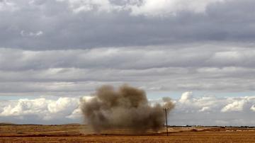 Una columna de humo se eleva después del impacto de un mortero proveniente de Siria