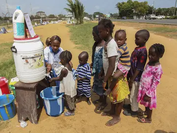 Niños aprenden a lavarse las manos Niños aprenden a lavarse las manos