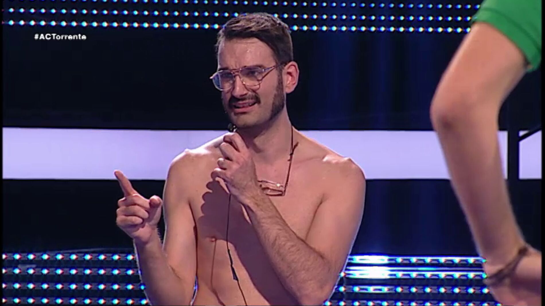 Bigotes se desnuda en Ahora Caigo