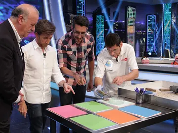 Marron, Vicente del Bosque y Pablo Motos con las termitas en El Hormiguero 3.0 Marron, Vicente del Bosque y Pablo Motos con las termitas en El Hormiguero 3.0