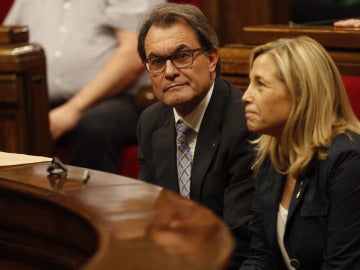 Artur Mas junto a la vicepresidenta, Joana Ortega, en el Parlament