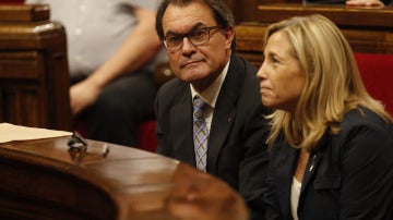 Artur Mas junto a la vicepresidenta, Joana Ortega, en el Parlament