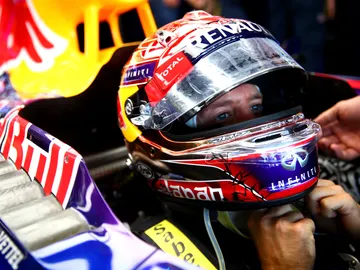 Vettel se coloca el casco Vettel se coloca el casco